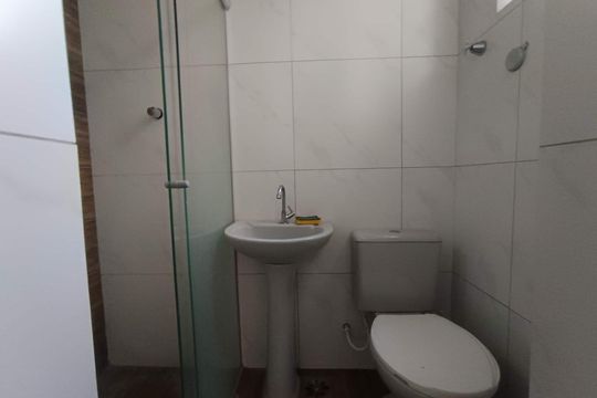 Banheiro de apartamento para alugar com 3 quartos, 60m² em Navegantes, Porto Alegre