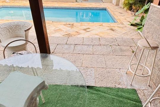 Área externa de casa para alugar com 7 quartos, 608m² em Taquara, Rio de Janeiro