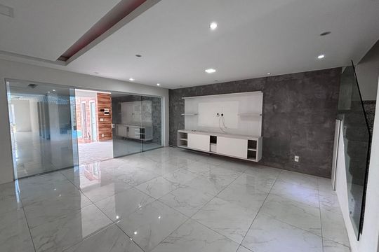 Sala de casa de condomínio para alugar com 4 quartos, 329m² em Recreio dos Bandeirantes, Rio de Janeiro