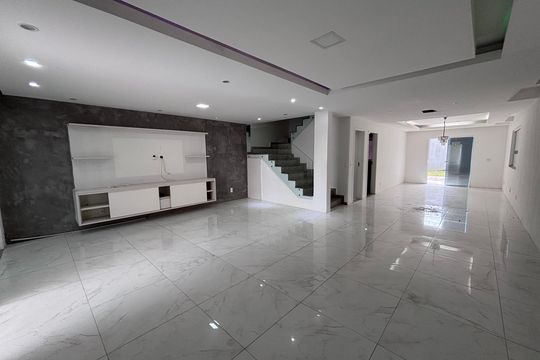 Sala de casa de condomínio para alugar com 4 quartos, 329m² em Recreio dos Bandeirantes, Rio de Janeiro