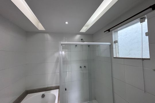 Banheiro do Quarto 2 de casa de condomínio para alugar com 4 quartos, 329m² em Recreio dos Bandeirantes, Rio de Janeiro