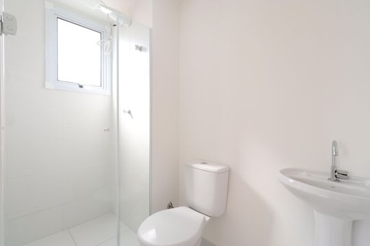Banheiro social de apartamento para alugar com 1 quarto, 25m² em Parque Industrial Tomas Edson, São Paulo