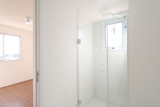 Banheiro social de apartamento para alugar com 1 quarto, 25m² em Parque Industrial Tomas Edson, São Paulo