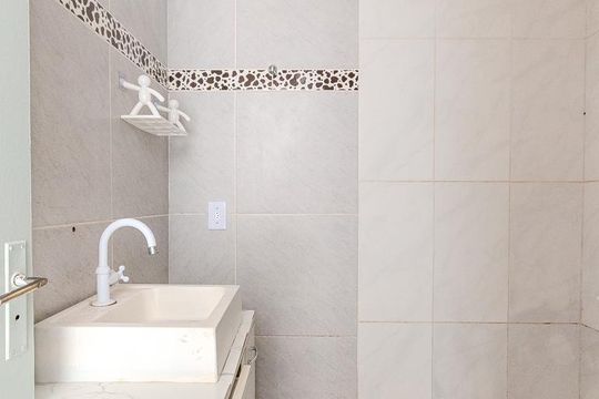 Banheiro de apartamento à venda com 1 quarto, 39m² em Santa Tereza, Porto Alegre