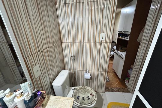 Banheiro de casa à venda com 2 quartos, 80m² em Higienópolis, Rio de Janeiro