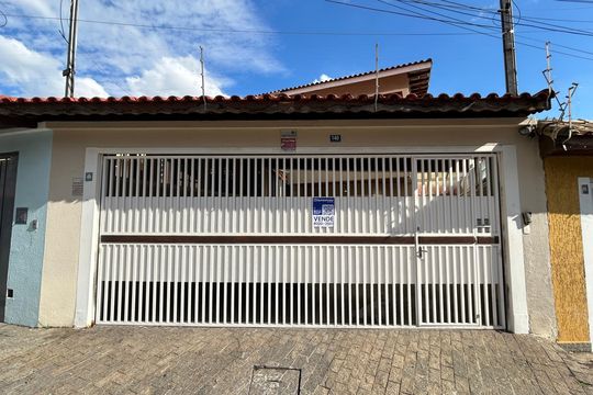 Placa instalada na fachada do imóvel de casa à venda com 3 quartos, 150m² em Jardim Barbosa, Guarulhos