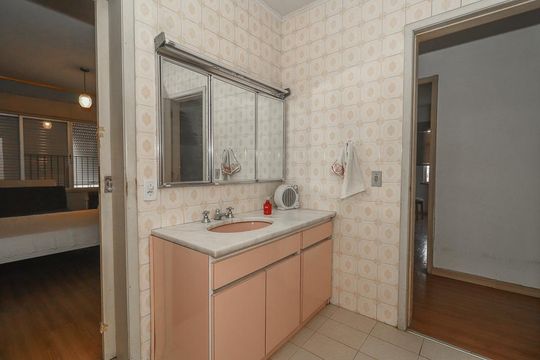 Banheiro da Suíte de apartamento à venda com 4 quartos, 200m² em Rio Branco, Porto Alegre