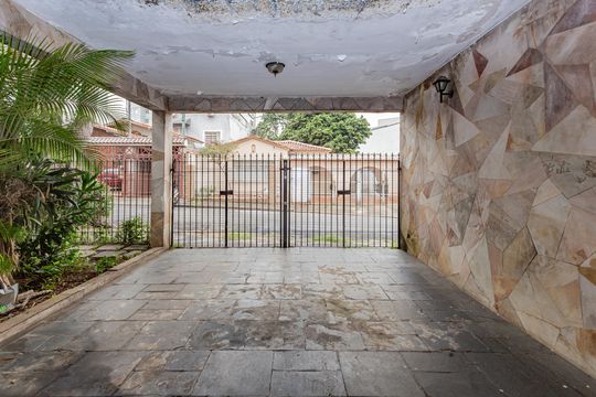 Garagem de casa à venda com 6 quartos, 340m² em Bosque da Saúde, São Paulo