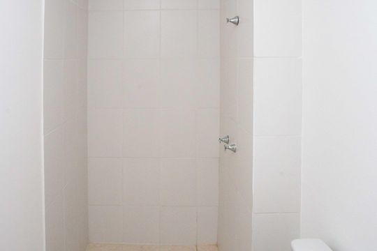 Banheiro de apartamento à venda com 2 quartos, 41m² em Canhema, Diadema