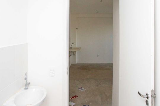 Banheiro de apartamento à venda com 2 quartos, 41m² em Canhema, Diadema