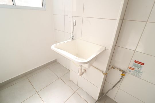 Cozinha e Área de Serviço de apartamento para alugar com 2 quartos, 45m² em Morada da Colina, Uberlândia