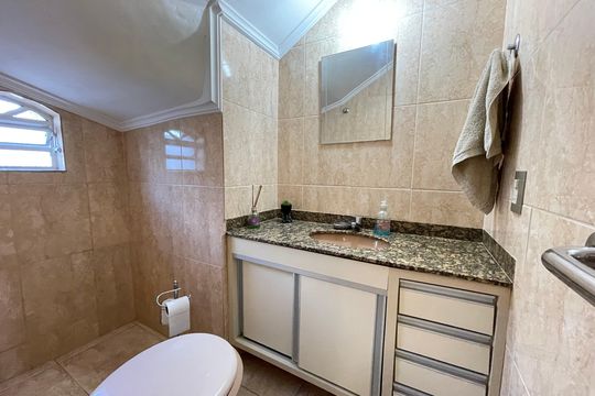 Banheiro 3 de casa à venda com 5 quartos, 181m² em Jardim Ester, São Paulo
