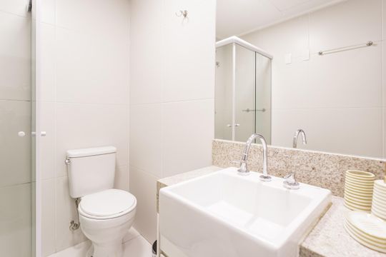 Banheiro de kitnet/studio para alugar com 1 quarto, 38m² em Indianópolis, São Paulo