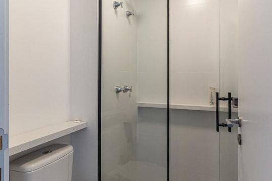 Banheiro social de kitnet/studio à venda com 1 quarto, 24m² em Higienópolis, São Paulo