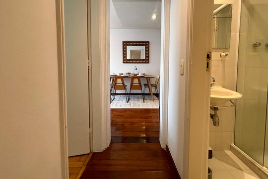 Sala - corredor de acesso aos cômodos de apartamento para alugar com 2 quartos, 72m² em Ipanema, Rio de Janeiro