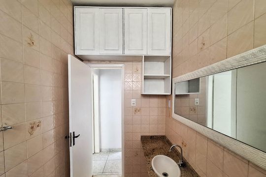 Banheiro de apartamento para alugar com 2 quartos, 80m² em Santa Rosa, Niterói