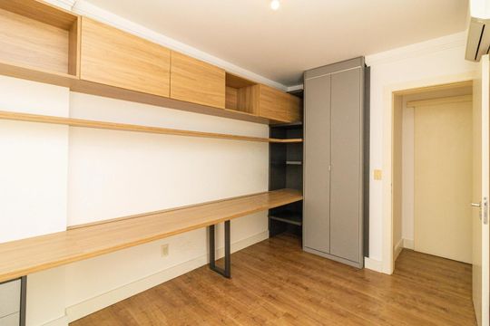 Quarto 1 de apartamento para alugar com 3 quartos, 117m² em Bela Vista, Porto Alegre