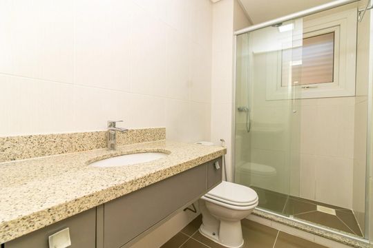 Banheiro 1 de apartamento para alugar com 3 quartos, 117m² em Bela Vista, Porto Alegre
