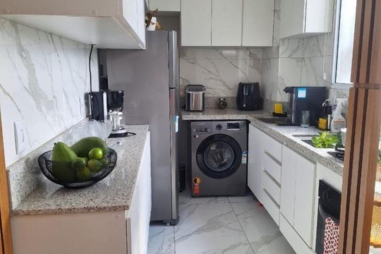 Cozinha de apartamento à venda com 2 quartos, 48m² em Santa Helena, Belo Horizonte