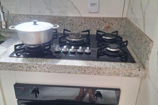 Cozinha de apartamento à venda com 2 quartos, 48m² em Santa Helena, Belo Horizonte