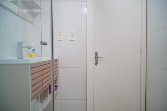 Banheiro de apartamento à venda com 3 quartos, 52m² em Santos Dumont, São Leopoldo
