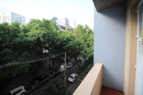 Sacada do Quarto 1 de apartamento para alugar com 3 quartos, 110m² em Independência, Porto Alegre