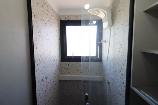 Banheiro de apartamento à venda com 2 quartos, 47m² em Ayrosa, Osasco