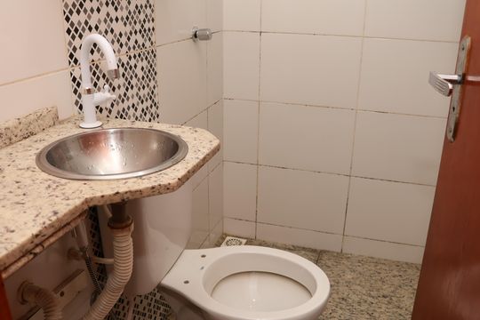 Banheiro de kitnet/studio para alugar com 1 quarto, 37m² em Vila Romana, Goiânia