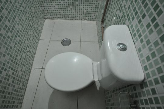 Banheiro de serviço de casa para alugar com 2 quartos, 80m² em Sítio do Piqueri, São Paulo