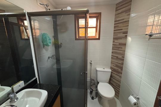 Banheiro da Suíte 3 de casa para alugar com 3 quartos, 200m² em Vila Nhocuné, São Paulo
