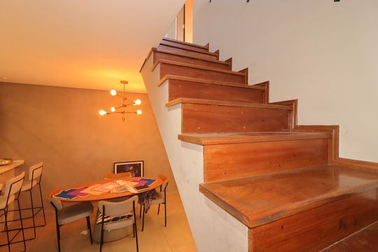 Escada para o segundo piso de casa para alugar com 3 quartos, 205m² em Jardim Pilar, Santo André