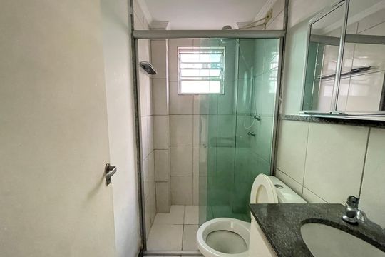 Banheiro de apartamento à venda com 2 quartos, 43m² em Cidade dos Bandeirantes, São Paulo