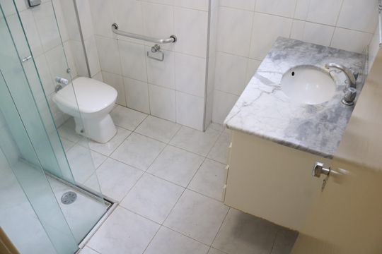 Banheiro de apartamento para alugar com 3 quartos, 93m² em Vila Hamburguesa, São Paulo