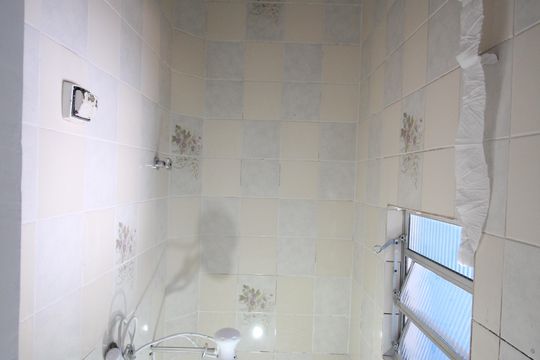 Kitnet - Banheiro de casa para alugar com 1 quarto, 35m² em Jardim Oliveiras, Taboão da Serra