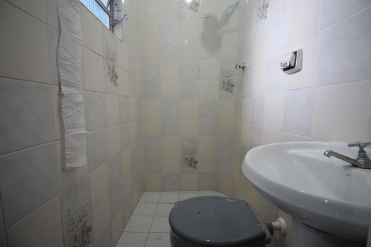 Kitnet - Banheiro de casa para alugar com 1 quarto, 35m² em Jardim Oliveiras, Taboão da Serra