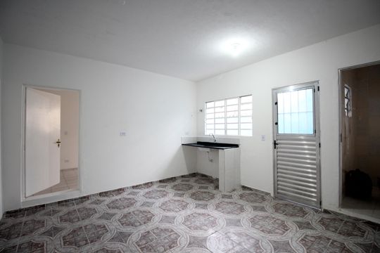Kitnet - Sala e Cozinha de casa para alugar com 1 quarto, 35m² em Jardim Oliveiras, Taboão da Serra