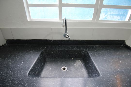 Kitnet - Sala e Cozinha de casa para alugar com 1 quarto, 35m² em Jardim Oliveiras, Taboão da Serra