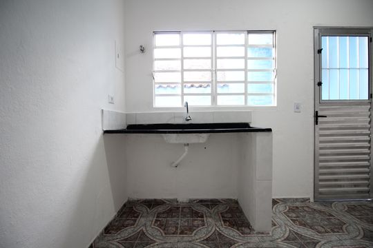 Kitnet - Sala e Cozinha de casa para alugar com 1 quarto, 35m² em Jardim Oliveiras, Taboão da Serra