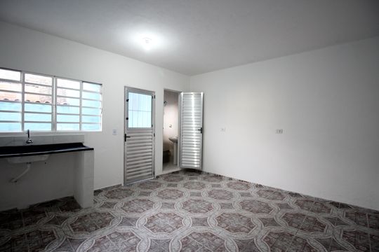 Kitnet - Sala e Cozinha de casa para alugar com 1 quarto, 35m² em Jardim Oliveiras, Taboão da Serra