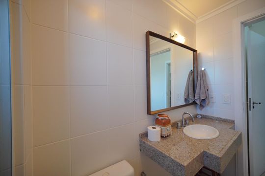 Banheiro da Suíte 1 de apartamento para alugar com 2 quartos, 300m² em Centro, Florianópolis