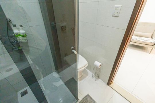 banheiro de kitnet/studio para alugar com 1 quarto, 40m² em Jardim Guanabara, Belo Horizonte
