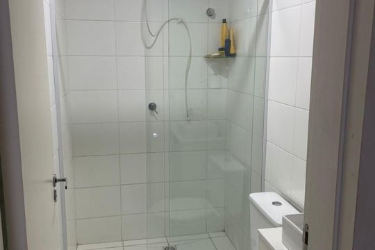 Banheiro de apartamento à venda com 2 quartos, 34m² em Jardim Itacolomi, São Paulo
