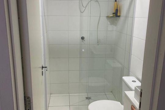 Banheiro de apartamento à venda com 2 quartos, 34m² em Jardim Itacolomi, São Paulo