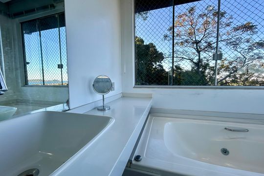Banheiro suíte 2 de casa para alugar com 3 quartos, 450m² em Morro das Pedras, Florianópolis