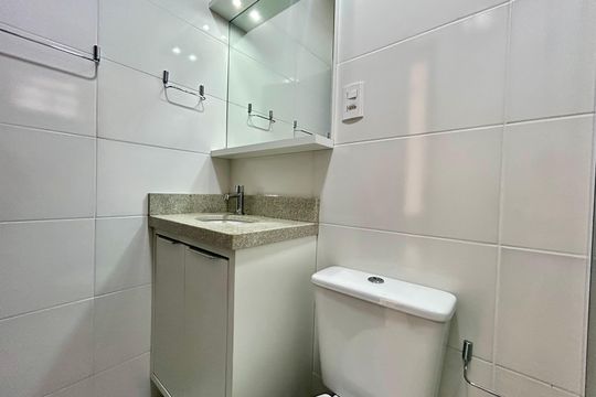 Banheiro de kitnet/studio para alugar com 1 quarto, 14m² em Saco dos Limões, Florianópolis