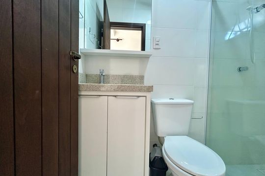 Banheiro de kitnet/studio para alugar com 1 quarto, 14m² em Saco dos Limões, Florianópolis