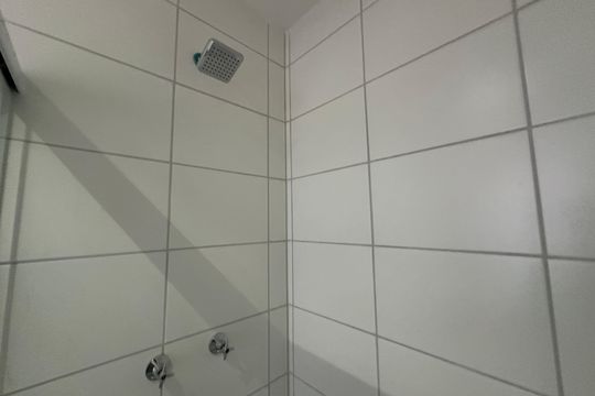 Banheiro de apartamento à venda com 2 quartos, 54m² em Jardim Maria Helena, Barueri