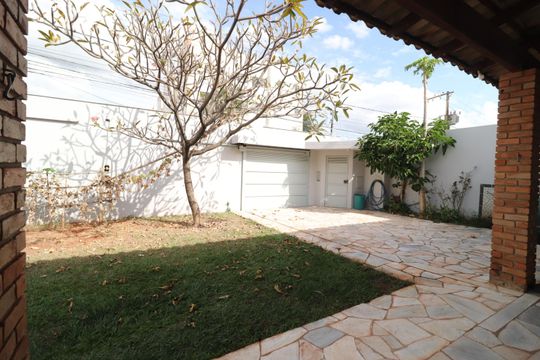 Quintal de casa para alugar com 4 quartos, 400m² em Chácaras Tubalina E Quartel, Uberlândia