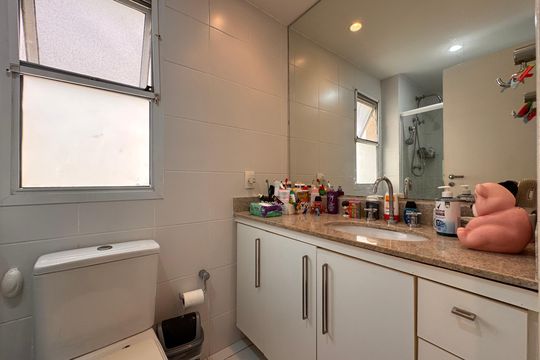 Banheiro Social de apartamento à venda com 3 quartos, 237m² em Barra da Tijuca, Rio de Janeiro