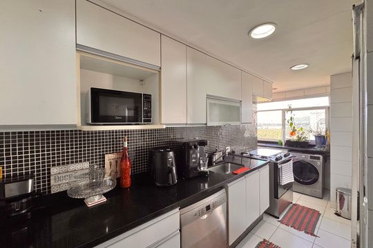 Cozinha e Área de Serviço de apartamento à venda com 3 quartos, 237m² em Barra da Tijuca, Rio de Janeiro